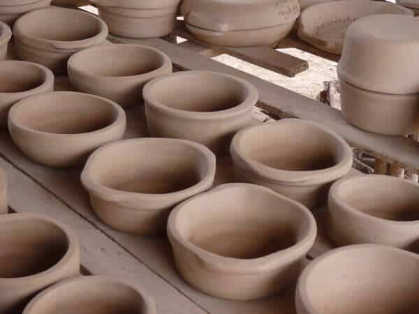 Filas di vasi in ceramica