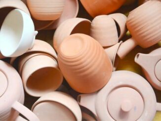 Diversi vasi di ceramica